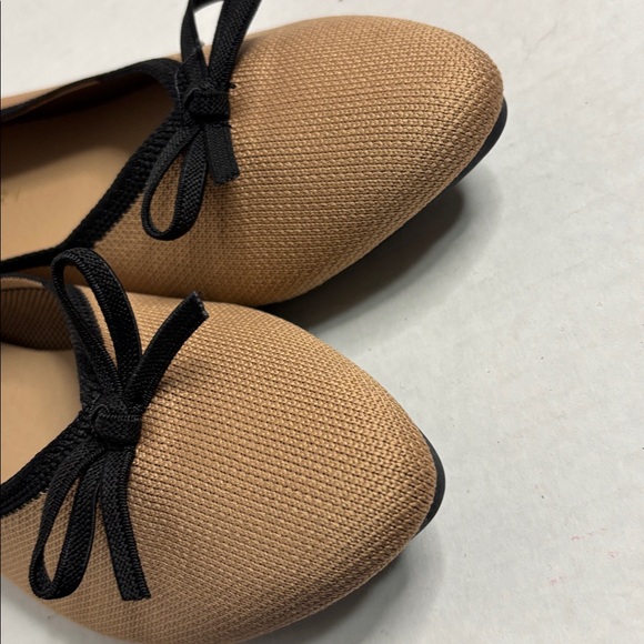 Tahari Tan Flats with Black Bow Accent NWOB Size 8.5 - Picture 3 of 7